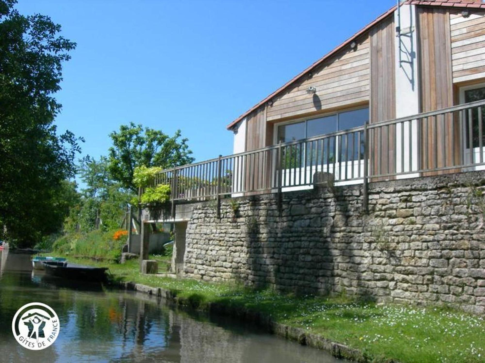 Gite Charmant Au Bord De L'Eau Avec Canoes, Terrasse Et Jardin A Damvix, Au Coeur Du Marais Poitevin. - Fr-1-426-354 Villa ภายนอก รูปภาพ